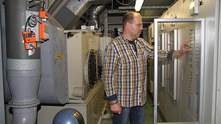 Jürgen Machulla bietet Führungen durch die Technikzentrale an. Auch er ist schon seit 25 Jahren - von Anfang an - in Steinenhausen dabei.