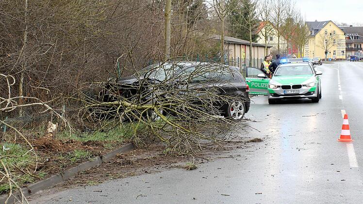 Am Mittwochmorgen (19.03.2014) ereignete sich auf der B22 am Ortsausgang von Bayreuth ein Verkehrsunfall mit toedlichem Ausgang. Foto: News5 / Fricke