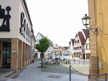 Nach den Planungen soll bei einer Fusion der Raiffeisenbank Neunkirchen am Brand (links) mit der Volksbank Erlangen-Höchstadt-Herzogenaurach die Neunkirchener Volksbank-Geschäftsstelle (Fachwerkhaus rechts) geschlossen und das Raiffeisenbank-Gebäude saniert werden. Foto: rm