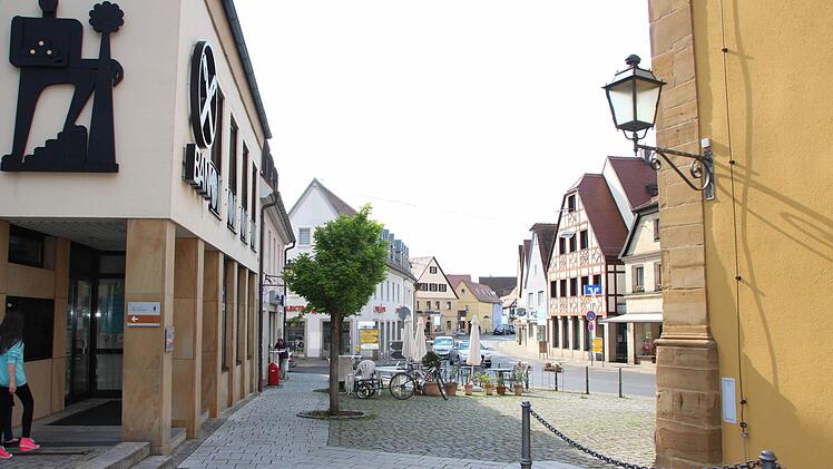 Nach den Planungen soll bei einer Fusion der Raiffeisenbank Neunkirchen am Brand (links) mit der Volksbank Erlangen-Höchstadt-Herzogenaurach die Neunkirchener Volksbank-Geschäftsstelle (Fachwerkhaus rechts) geschlossen und das Raiffeisenbank-Gebäude saniert werden. Foto: rm