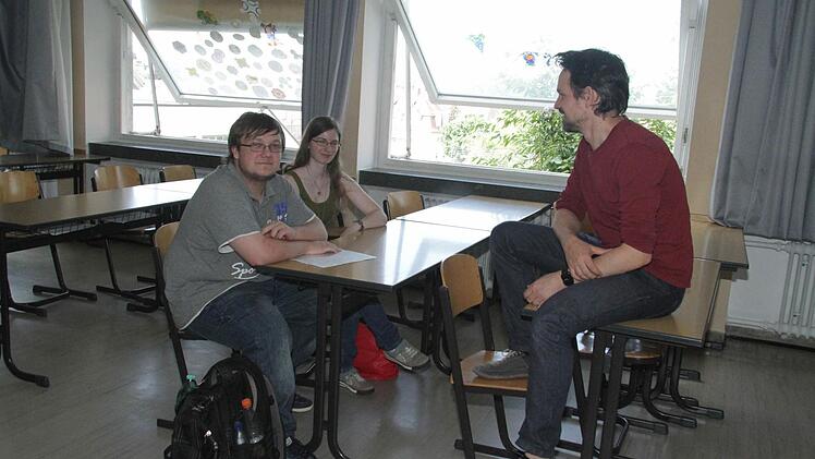 Schade: Nur Benjamin Hommer (17) und Jessica Hofmann (17) wagten sich in den Vortrag von Professor Martin Frey von der Hochschule Amberg-Weiden über Medieninformatik.