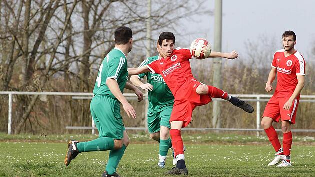 Ibrahim &Ouml;zilban (M.) vom ASV Gaustadt nimmt den Ball ins Visier, doch er trifft ihn nicht voll; links Robert Paulus vom SC Lichteneiche, rechts Gaetano Vespa vom ASV. Fotos: sportpress