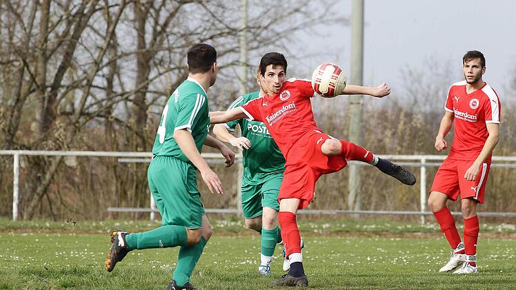 Ibrahim Özilban (M.) vom ASV Gaustadt nimmt den Ball ins Visier, doch er trifft ihn nicht voll; links Robert Paulus vom SC Lichteneiche, rechts Gaetano Vespa vom ASV. Fotos: sportpress