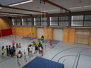 Schüler der Ganztagsklassen 2 aG und 4 aG machen in der neuen Turnhalle Nachmittagssport. Fotos: Arkadius Guzy