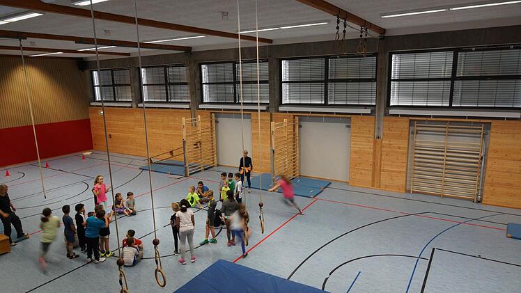 Schüler der Ganztagsklassen 2 aG und 4 aG machen in der neuen Turnhalle Nachmittagssport. Fotos: Arkadius Guzy