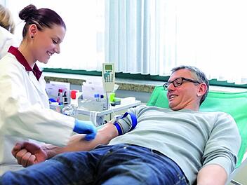Tut gar nicht weh und hilft anderen: Eine Blutspende. Foto: BSD des BRK/Guido Rehme