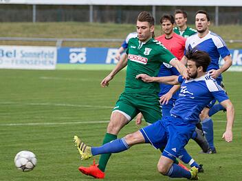 Mit einer Grätsche kann Frohnlachs Daniel Alles (blau) im letzten Moment den Ball vor Shaban Rugovaj wegspielen Foto: Heinrich Weiß