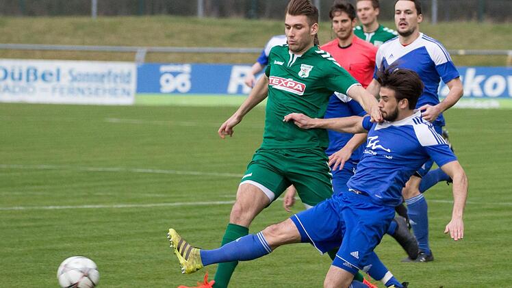 Mit einer Grätsche kann Frohnlachs Daniel Alles (blau) im letzten Moment den Ball vor Shaban Rugovaj wegspielen Foto: Heinrich Weiß
