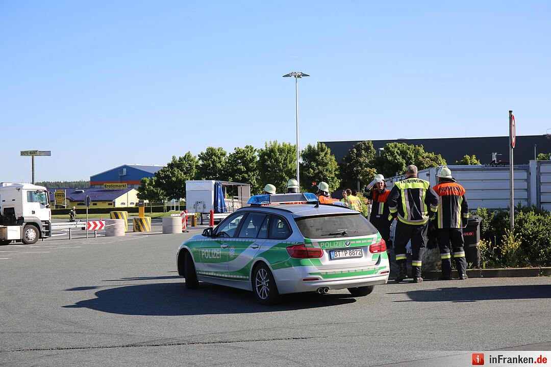 Explosionsgefahr im Kreis Hof: Aufgeheizter Gefahrguttransporter droht zu explodieren