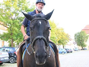 Elmar Wiener und seine Ricarda proben am Anger für den Heimatspielauftritt am Sonntag. Foto: Heike Beudert