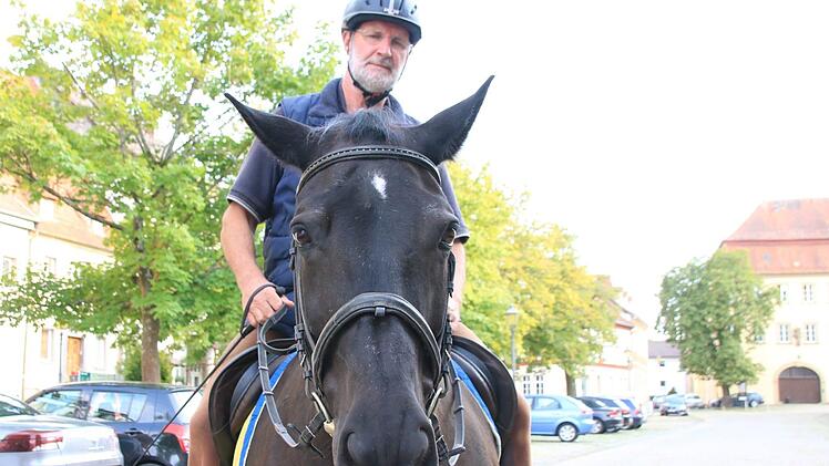 Elmar Wiener und seine Ricarda proben am Anger für den Heimatspielauftritt am Sonntag. Foto: Heike Beudert