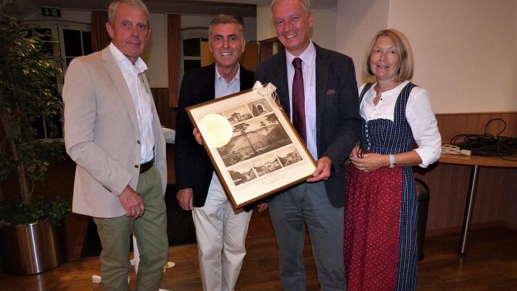 Historische Bilder von Neuenmarkt überreichte Bürgermeister  Siegfried Decker an  Gerd Reuther.  Mit im Bild Facharzt Hans Wolfgang Stretz (links) und  Renate Reuther. Foto: Werner Reißaus