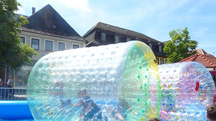 Vor den Waterballs war der Andrang groß. Foto: Corinna Tübel