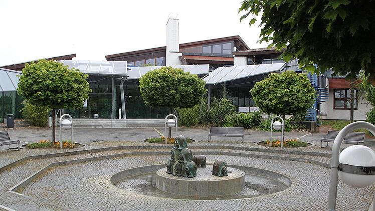 Normalerweise ein Besuchermagnet: Die Obermain-Therme in Bad Staffelstein hat derzeit eine staatlich verordnete Zwangspause. Foto: M. Drossel