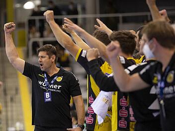 Coburgs Trainer Alois Mraz (links) und sein Team hoffen auf das erste Erfolgserlebnis in der 1. Liga. Am Sonntag ab 16 Uhr soll die HSG Nordhorn-Lingen besiegt werden. Foto: Uwe Gick