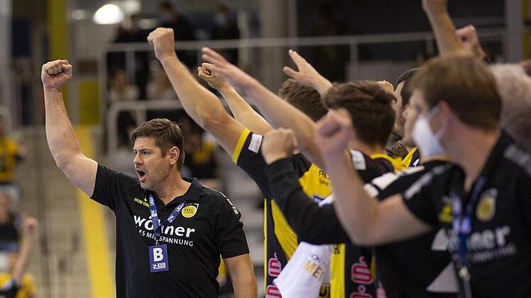 Coburgs Trainer Alois Mraz (links) und sein Team hoffen auf das erste Erfolgserlebnis in der 1. Liga. Am Sonntag ab 16 Uhr soll die HSG Nordhorn-Lingen besiegt werden. Foto: Uwe Gick
