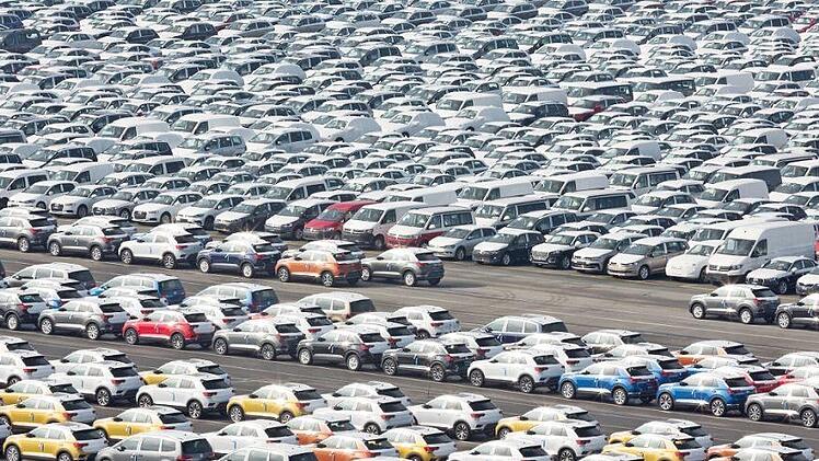 Fahrzeuge des Volkswagen-Konzerns im Hafen von Emden. Foto: Jörg Sabach, dpa