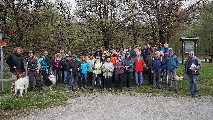 Endlich war es wieder soweit. Die Feldgeschworenen aus Wildflecken luden zur Grenzbegehung ein. In diesem Jahr ging es in Richtung Oberbach. Foto: Marion Eckert