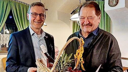 Vorsitzender Joachim Stark (links) bedankt sich bei dem scheidenden Stadtrat Manfred Engel f&uuml;r seine Arbeit.
