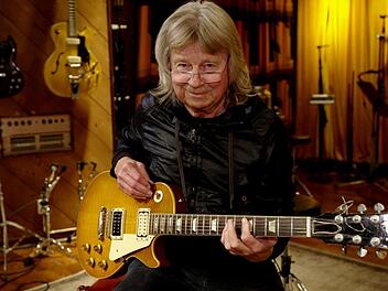 Der Mann, der "Waterloo" spielte: ABBA-Studiogitarrist Janne Schaffer packte für die VOX-Doku "50 Jahre ABBA und das Geheimnis des Schwedenpop" noch mal die uralte Originalklampfe aus.