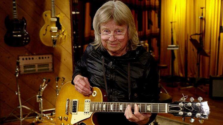 Der Mann, der "Waterloo" spielte: ABBA-Studiogitarrist Janne Schaffer packte für die VOX-Doku "50 Jahre ABBA und das Geheimnis des Schwedenpop" noch mal die uralte Originalklampfe aus.