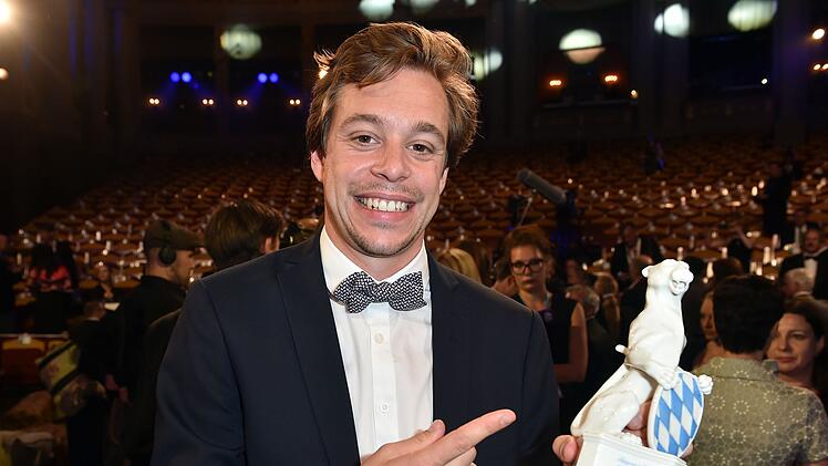 F&uuml;r die Spezialfolge "Checker Tobi EXTRA - Warum so viele Menschen fliehen" erhielt Tobias Krell 2016 den Bayerischen Fernsehpreis.