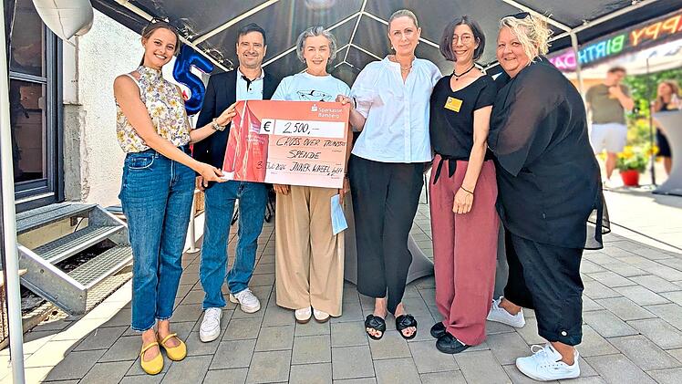 Der Inner Wheel Club Bamberg &uuml;berreicht den Spendenscheck an CrossOver-Trunstadt. iSo