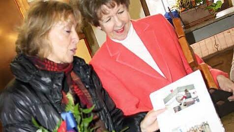 Monika Faber, Präsidentin des Gesamt-Städtepartnerschaftskomitees, zeigt der Bürgermeisterin und Besuchern im Rathaus Bilder vom Besuch im Sommer in Cournon, zu dem die Lichtenfelser ein Flechtkunstwerk mitgebracht hatten.