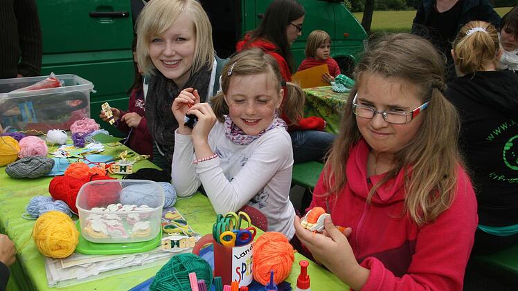 ara Kolb zeigte Katleen Schott (8) und Esther Bär (8), wie man wuschelige Pompontiere bastelt - und die Kids hatten richtig Spaß dabei.