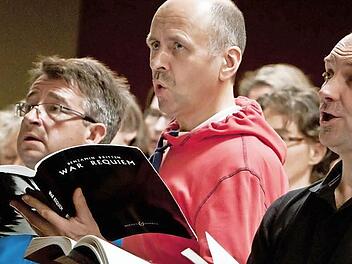 Konzentriert probt der Coburger Bachchor für die Erstaufführung von Benjamin Brittens "War Requiem". Das Werk erklingt am 24. November in der Morizkirche. Fotos: Jochen Berger