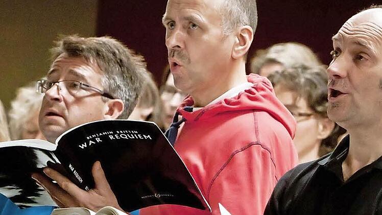 Konzentriert probt der Coburger Bachchor für die Erstaufführung von Benjamin Brittens "War Requiem". Das Werk erklingt am 24. November in der Morizkirche. Fotos: Jochen Berger