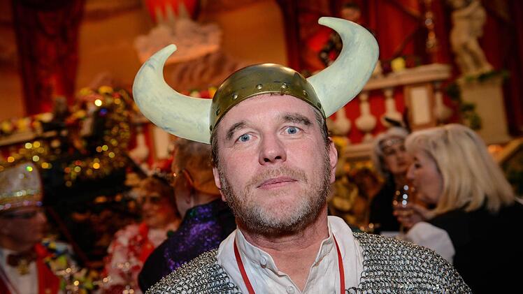 Bayerns Umweltminister Marcel Huber (CSU) posiert am 21.02.2014 als «Wikinger» verkleidet auf der Prunksitzung des Fränkischen Fastnachtsverbandes «Fastnacht in Franken» in Veitshöchheim bei Würzburg (Bayern). Vertreter aus Politik, Gesellschaft und Kirchen sind zur 27. Ausgabe der Frankenfastnacht geladen. Sie müssen sich auf der Prunksitzung auf derbe Sprüche, Spott und Hohn einstellen. Foto: David Ebener/dpa