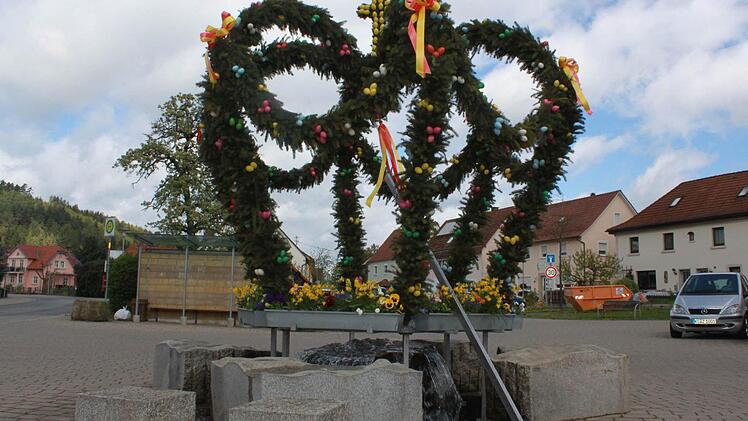 Eine Krone schmückt den Neuseser Brunnen. Foto: Marco Meißner