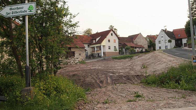 Durch den Abriss eines Anwesens ist in Schönbach eine Fläche entstanden, die entsprechend gestaltet werden soll.