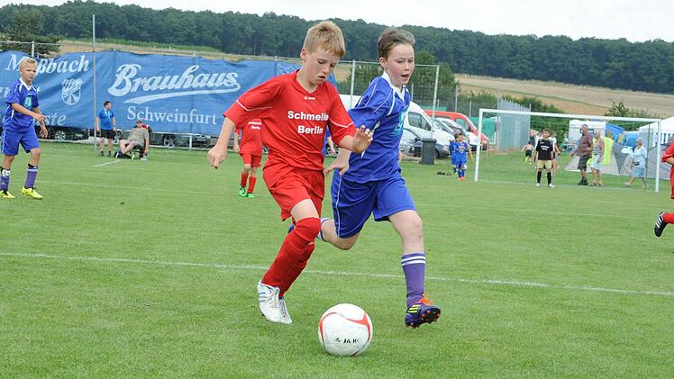 Szene aus der U-11-Begegnung der SG Oberleichtersbach (blaue Trikots) gegen den TSV Bergrheinfeld.
