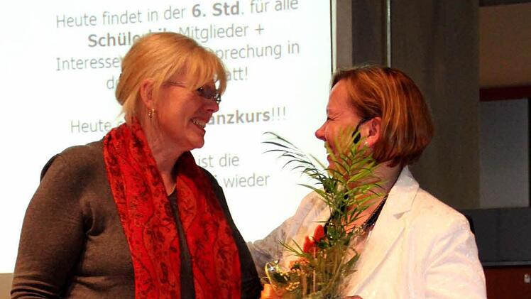 Elternbeiratsvorsitzende Christine Gleim bedankt sich bei der Referentin.Foto: Johanna Blum