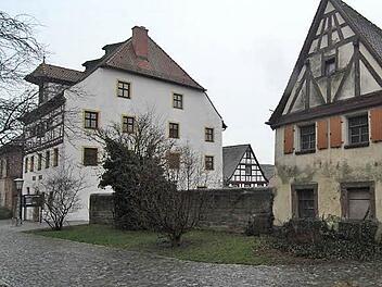 Kirchenplatz Herzogenaurach: Das große Spital (links) ist längst saniert und beherbergt das Stadtmuseum. Das kleine Spital (rechts) droht zu verfallen.  Foto: Bernhard Panzer