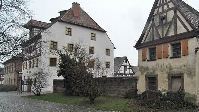 Kirchenplatz Herzogenaurach: Das große Spital (links) ist längst saniert und beherbergt das Stadtmuseum. Das kleine Spital (rechts) droht zu verfallen.  Foto: Bernhard Panzer