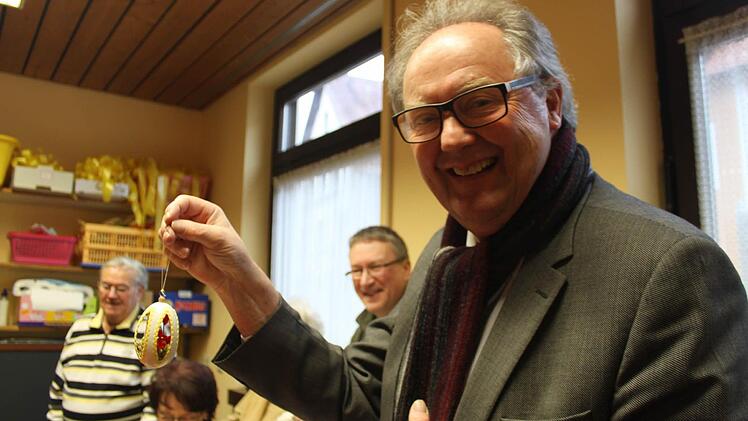 Hans Göller ist begeistert vom Osterhasenteam.