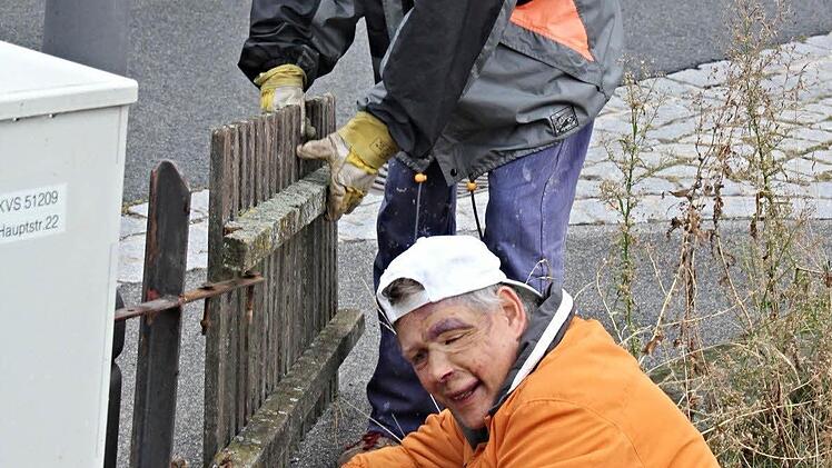 Frank Ulrich (vorne) und Oswald Frembs montieren den alten Gartenzaun ab.