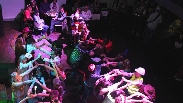 Impressionen von der Höchstadter Rosenmontagsparty. Foto: Johanna Blum