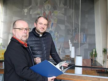Der Bad Bockleter Architekt Siegmar Mahlmeister (links) hat schon die Außenrenovierung der Kirche betreut. Nun unterstützt und berät er Pfarrer Michael Kubatko bei der Innensanierung. Die soll bereits im Mai beginnen und nur wenige Monate dauern.  Fotos: Kathrin Kupka-Hahn