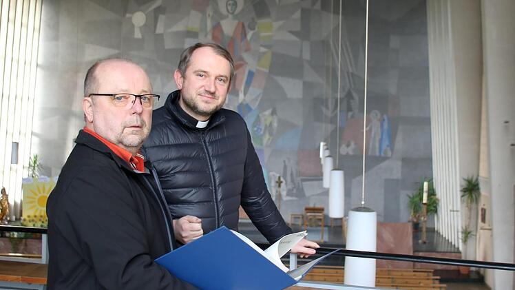 Der Bad Bockleter Architekt Siegmar Mahlmeister (links) hat schon die Außenrenovierung der Kirche betreut. Nun unterstützt und berät er Pfarrer Michael Kubatko bei der Innensanierung. Die soll bereits im Mai beginnen und nur wenige Monate dauern.  Fotos: Kathrin Kupka-Hahn