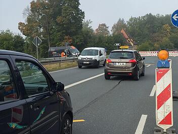 An der Kreuzung Mainleus-Ost ist Schluss: Die Fahrzeuge werden durch den Ort bis zum Knotenpunkt  Mainleus-West umgeleitet. Foto: Stephan Tiroch