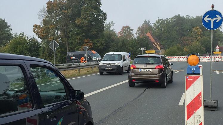 An der Kreuzung Mainleus-Ost ist Schluss: Die Fahrzeuge werden durch den Ort bis zum Knotenpunkt  Mainleus-West umgeleitet. Foto: Stephan Tiroch