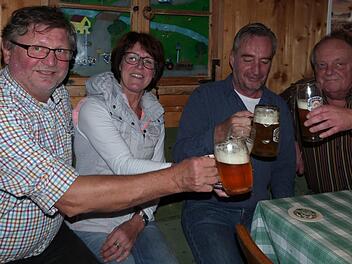 Gemeinsam will man die Privatbrauerei Haberstumpf wieder auf Erfolgskurs bringen. Von links: Braumeister Hans Wernlein, Elfie Wernlein, Frithjof Heller und Ludwig Wunderlich.Werner Reißaus