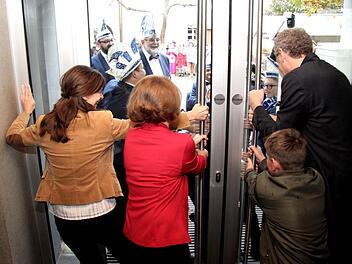 Auch zu viert war die Rathaustür nicht zu halten.Richard Sänger