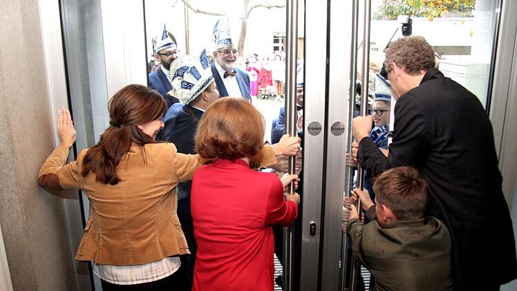 Auch zu viert war die Rathaustür nicht zu halten.Richard Sänger
