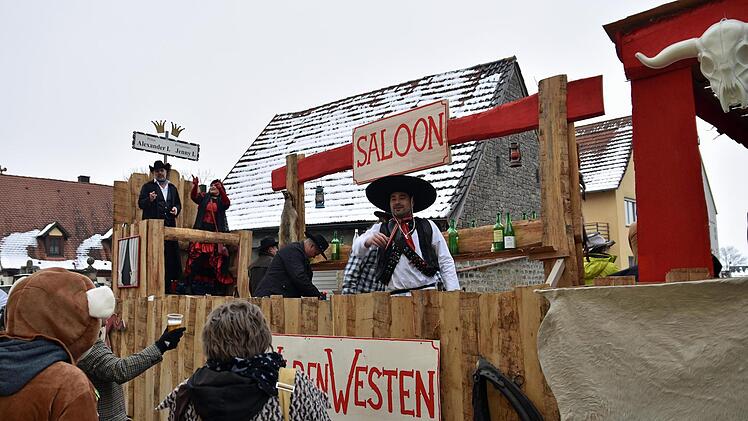 Einen beachtenswerten Faschingszug stellte auch heuer wieder der Oberthereser Carnevalsverein (OCV) auf die Beine, der sich selbst mit einem Prunkwagen beteiligte.