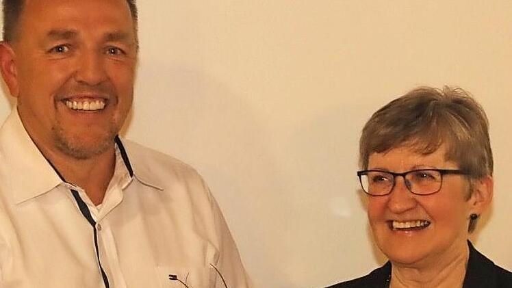 Vorsitzender Rainer Paar und die neue Ehrenvorsitzende Rosi Walter